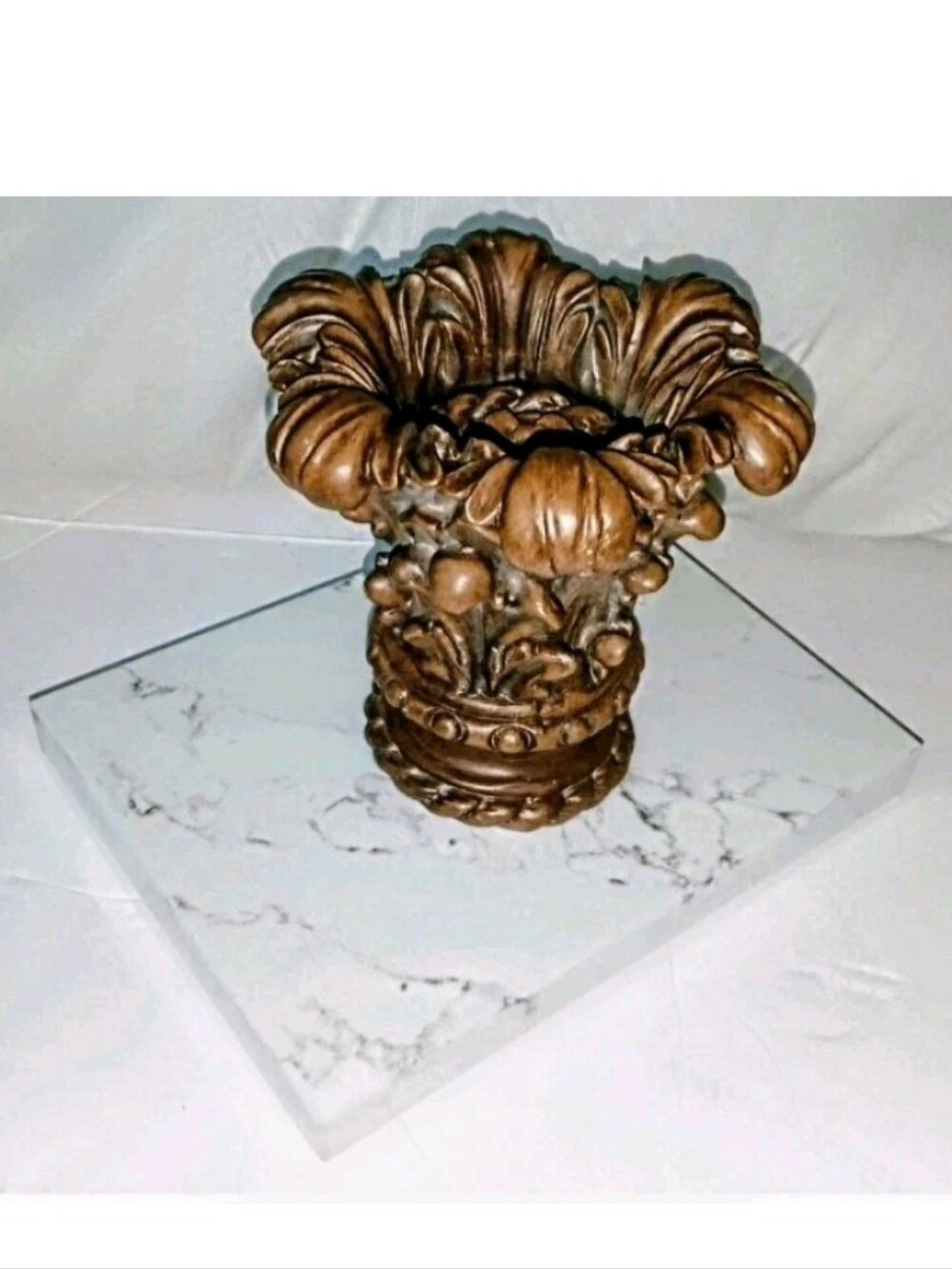 1x Enchanting Lyon Sculpture on Luxurious Polished Statuario Natural Quartz Base
